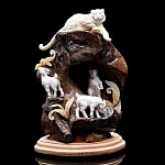 0053509 Скульптура ТИГР И ГОРАЛЫ рог лося, цевка мамонта