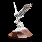 0053499 Скульптура ОРЕЛ-РЫБОЛОВ лосиный рог, цевка, дерево сапели