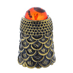 0047198/735 Сувенир Наперсток Чешуя с кабошоном Сувенир (коньячный)