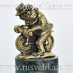 0027879 Бронза Статуэтка Символ года "ОБЕЗЬЯНА НА ВЕЛОСИПЕДЕ" на камне 3*5,5см