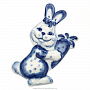 Магнит фарфоровый "Кролик с морковкой". Гжель, фотография 1. Интернет-магазин ЛАВКА ПОДАРКОВ