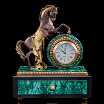 Настольные часы из малахита "Конь с попоной"