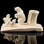 Скульптура из кости "Медведь с собаками"