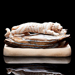 0053496 Изделия из кости КРАДУЩИЙСЯ ТИГР рог лося, зуб мамонта, сувель