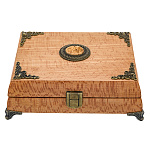 0063213 Нат.дерево Шкатулка из платана с накладками и кабошоном из карельской березы