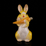 0066226/82.97965.00.1 ЛФЗ СКУЛЬПТУРА "Заяц с морковкой 2"Желтый с нат. морковью" МН1