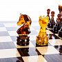 Шахматы деревянные с янтарными фигурами 37х37 см, фотография 6. Интернет-магазин ЛАВКА ПОДАРКОВ