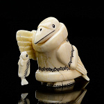 Скульптура из кости "Ворон рыбак"
