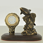 0139261/часы Бронза Скульптура "Дельфин" подст.дерево