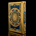 Религиозная книга "Коран" на арабском языке. Златоуст