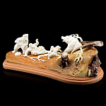 0038250 Кость. КОМПОЗИЦИЯ "Охота на медведя" рог лося, цевка мамонта  Авт. работа