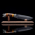 0053931 Оружие сувенирное Нож БЫК  дамаск на посдставке карельская береза